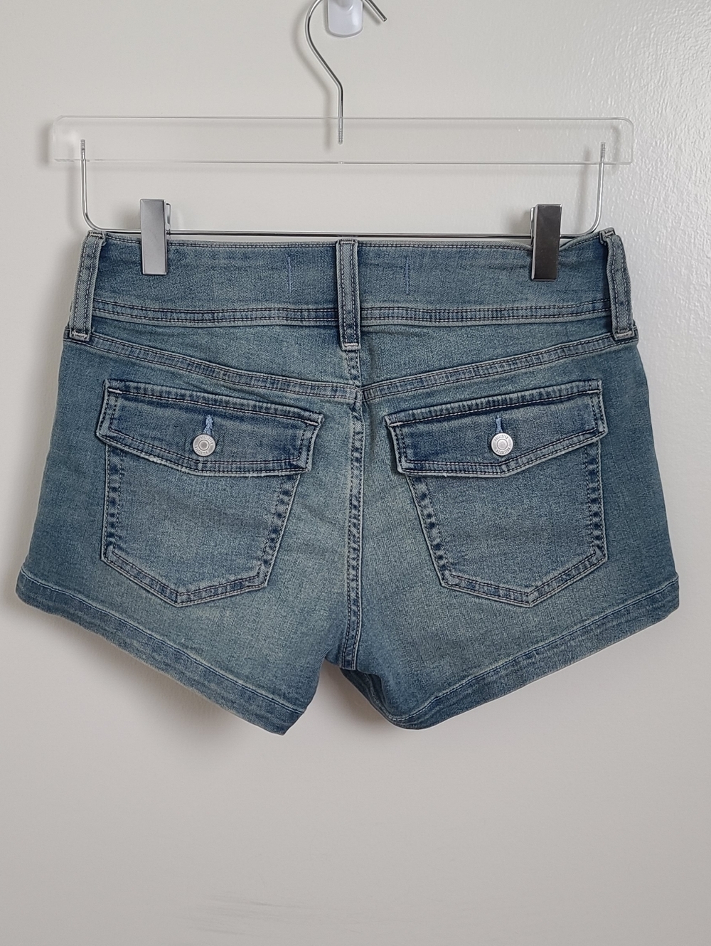 Hollister Curvy Low-Rise Shortie Short Size 4 - Picture 5 of 9